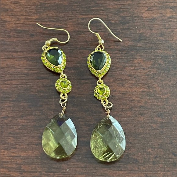 Faux peridot gold tone drop earrings - Picture 2 of 6